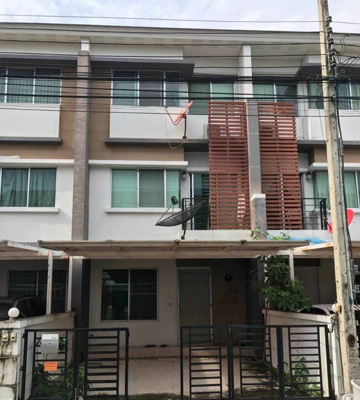For RentTownhomeLadkrabang, Suwannaphum Airport : Rent a townhome, Town Plus, Onnut-Lat Krabang 20/1, near Airport Link, Lat Krabang, Suvarnabhumi Airport