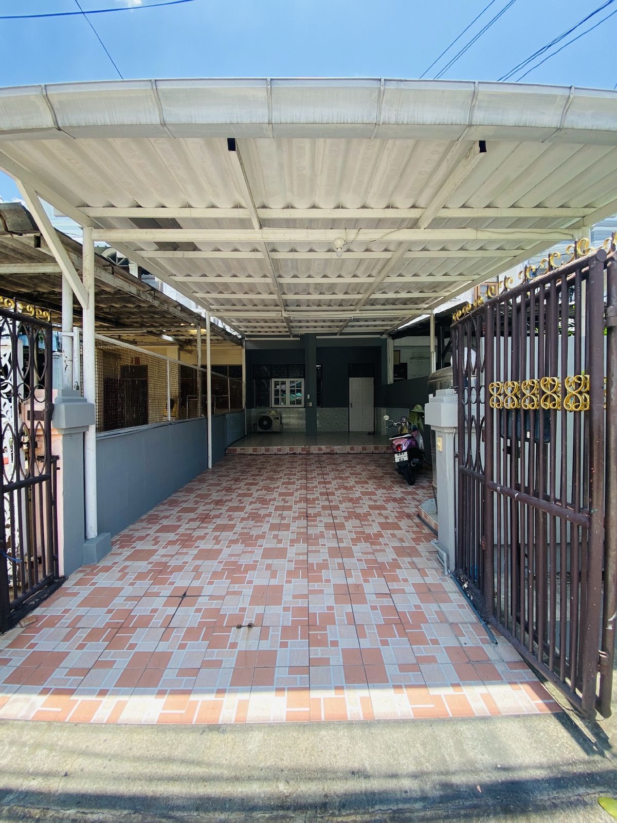 For RentTownhomeOnnut, Udomsuk : Gave a large 2 -story townhome with 1 car park in the house