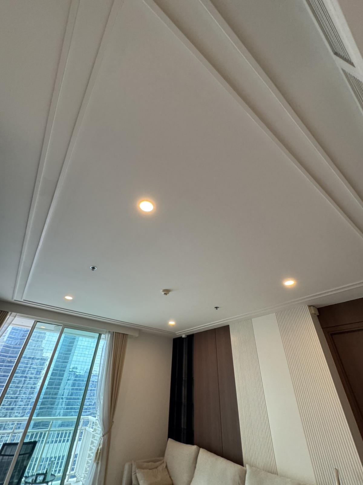 For SaleCondoSathorn, Narathiwat : 03/04/2026, Outstanding condo with 3 bathrooms ready to move in at the heart of Silom!
The Empire Place near BTS Chong Nonsi priced at 21 million. 0642748883