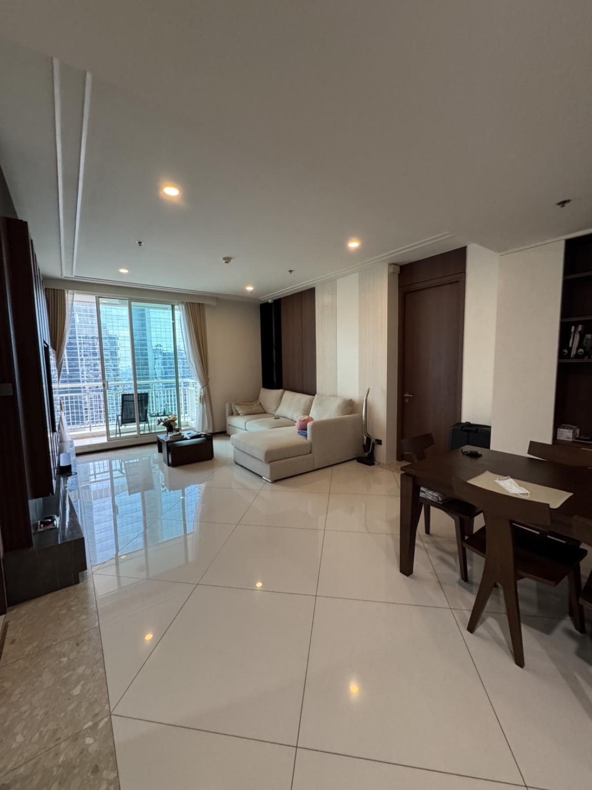 For SaleCondoSathorn, Narathiwat : 03/04/2026, Outstanding condo with 3 bathrooms ready to move in at the heart of Silom!
The Empire Place near BTS Chong Nonsi priced at 21 million. 0642748883