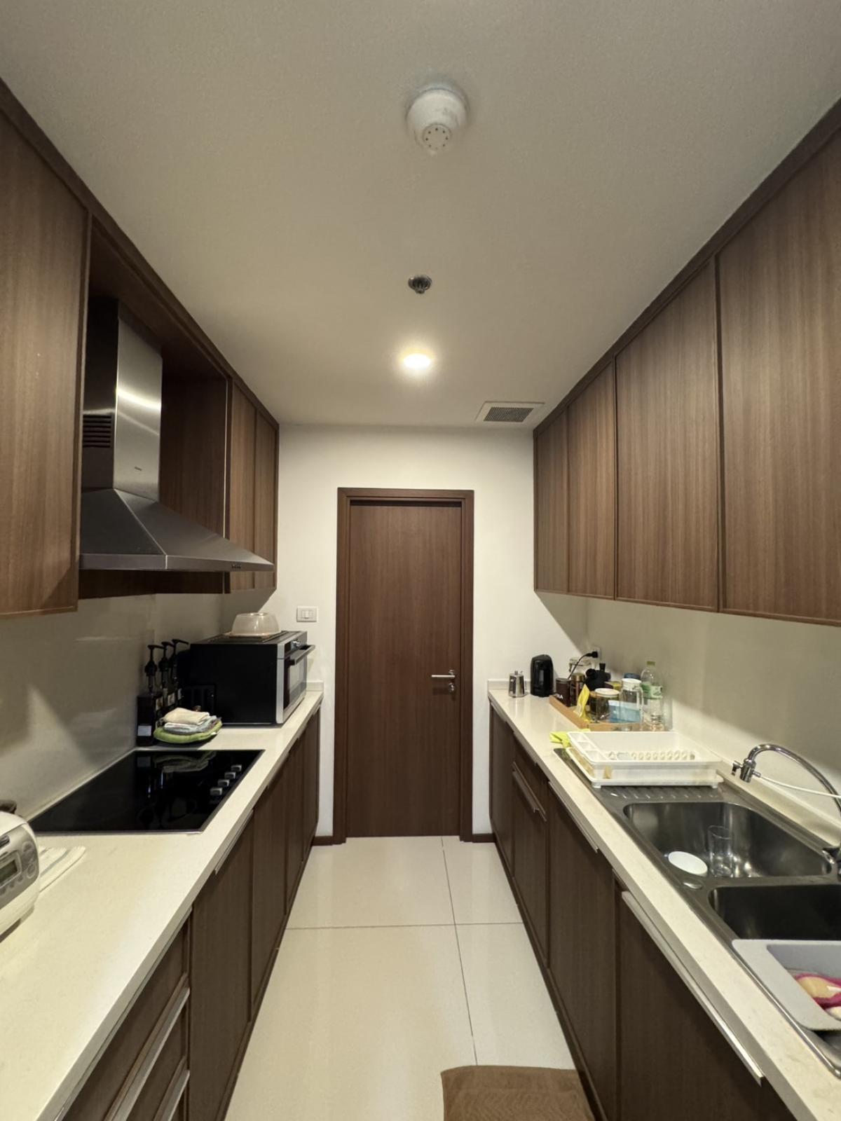 For SaleCondoSathorn, Narathiwat : 03/04/2026, Outstanding condo with 3 bathrooms ready to move in at the heart of Silom!
The Empire Place near BTS Chong Nonsi priced at 21 million. 0642748883