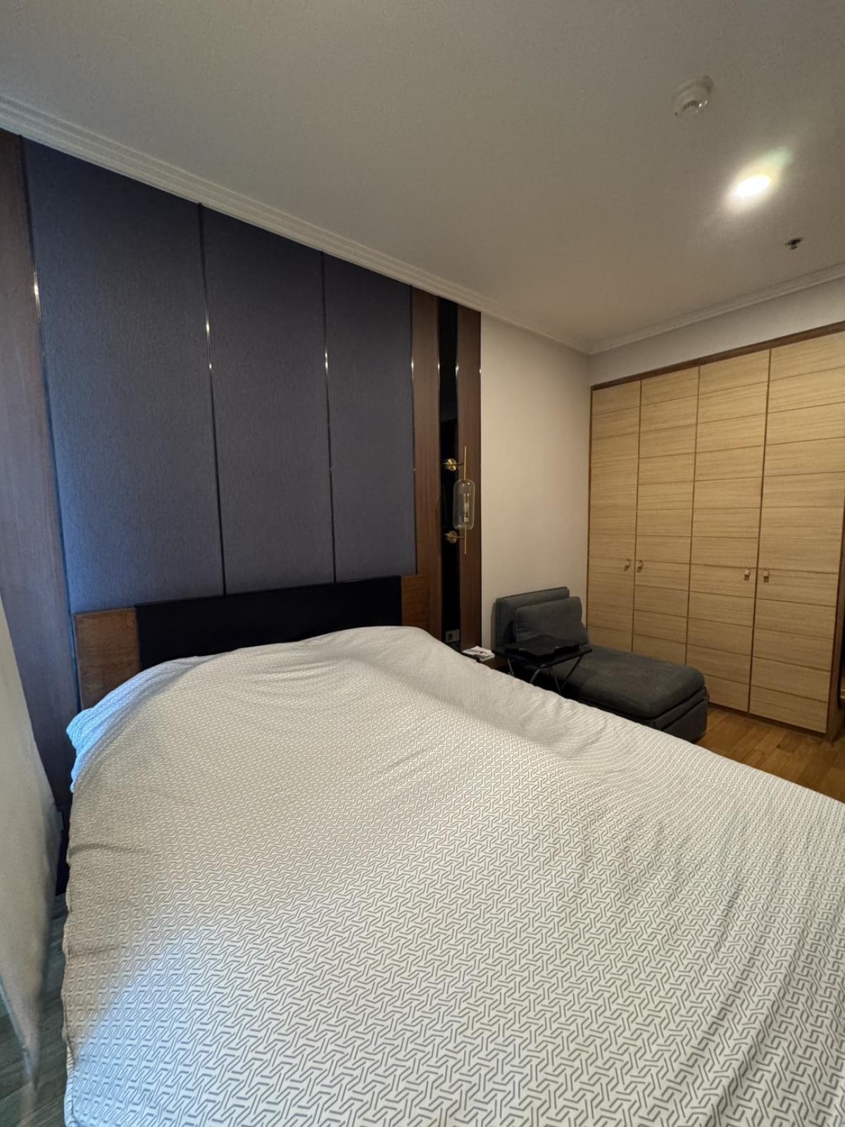 For SaleCondoSathorn, Narathiwat : 03/04/2026, Outstanding condo with 3 bathrooms ready to move in at the heart of Silom!
The Empire Place near BTS Chong Nonsi priced at 21 million. 0642748883