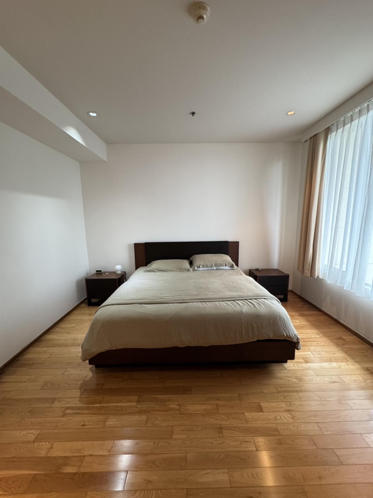 For SaleCondoSathorn, Narathiwat : 03/04/2026, Outstanding condo with 3 bathrooms ready to move in at the heart of Silom!
The Empire Place near BTS Chong Nonsi priced at 21 million. 0642748883