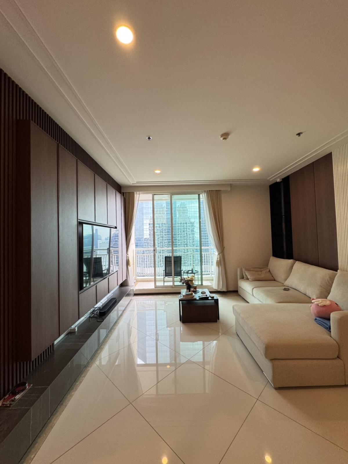 For SaleCondoSathorn, Narathiwat : 03/04/2026, Outstanding condo with 3 bathrooms ready to move in at the heart of Silom!
The Empire Place near BTS Chong Nonsi priced at 21 million. 0642748883