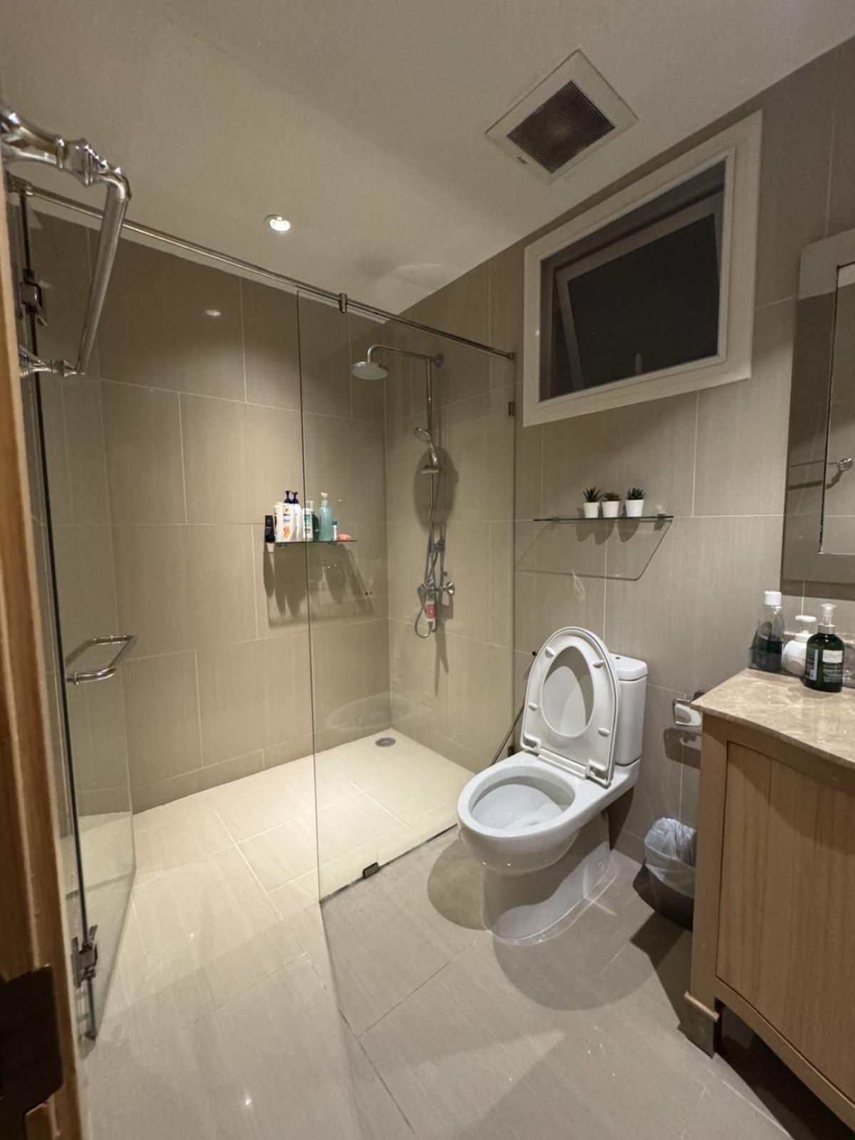 For SaleCondoSathorn, Narathiwat : 03/04/2026, Outstanding condo with 3 bathrooms ready to move in at the heart of Silom!
The Empire Place near BTS Chong Nonsi priced at 21 million. 0642748883