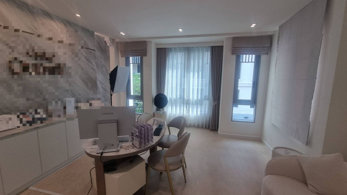 For LeaseholdRetail SpaceSukhumvit, Asoke, Thonglor : Clinic for Sale (Thonglor) Good condition, luxuriously decorated, has an elevator, has a garden in front of the house, looks private, can park many cars, transfer fee 3 million baht, many customers, moving branches because want to expand the area to serve