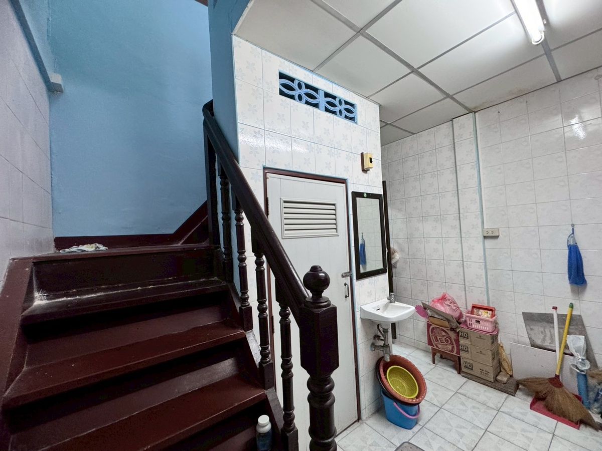 ขายอาคารพาณิชย์สีลม ศาลาแดง บางรัก : ขายตึกแถว ซอยจินดาถวิล แขวงมหาพฤฒาราม บางรัก ทำเลดีใกล้บรรทัดทอง (N.1598)