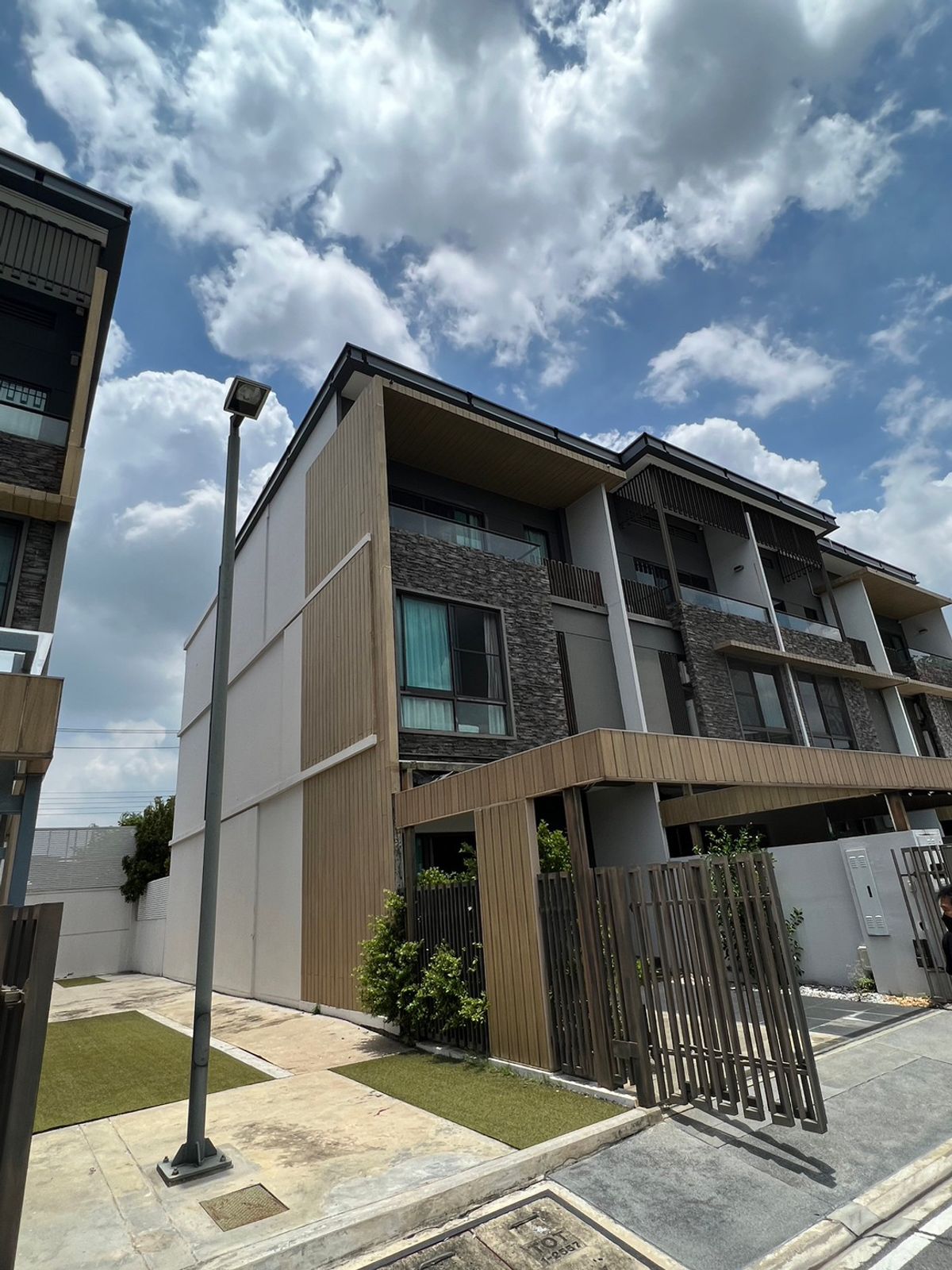 For SaleTownhomeKaset Nawamin,Ladplakao : ขายด่วน!! 14 minus. Luxurious townhome.