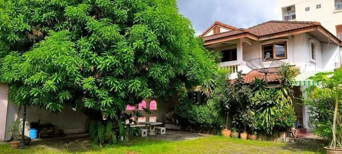 For SaleHouseRama 8, Samsen, Ratchawat : Land with Two Houses for Sale in Dusit area on Half-Rai Plot Ideal for Investment or Commercial Use