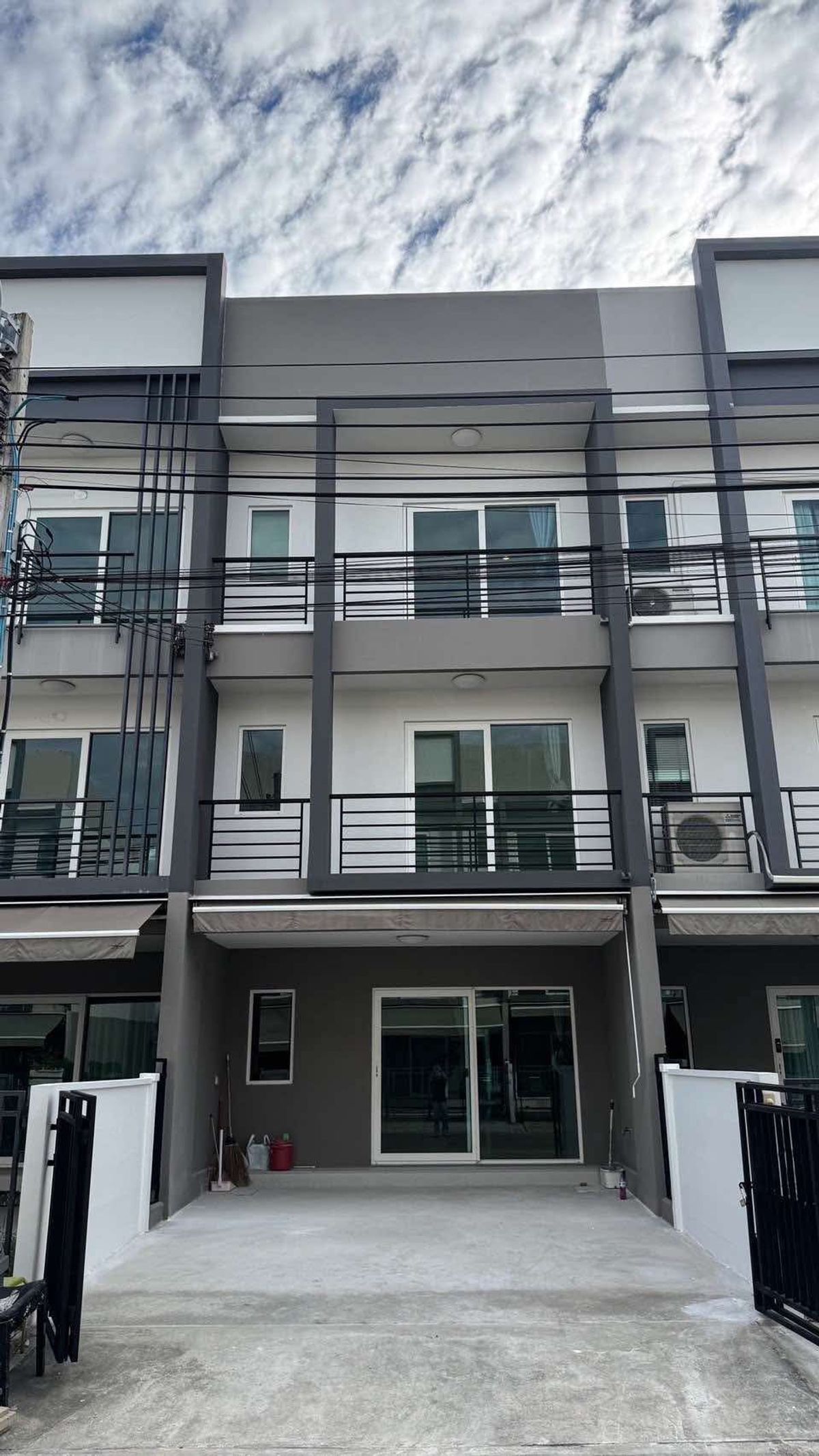 For SaleTownhomeLadkrabang, Suwannaphum Airport : 3 -story townhome, Ban Klang, Suan Luang Baan Klang Muang Suanluang, ready