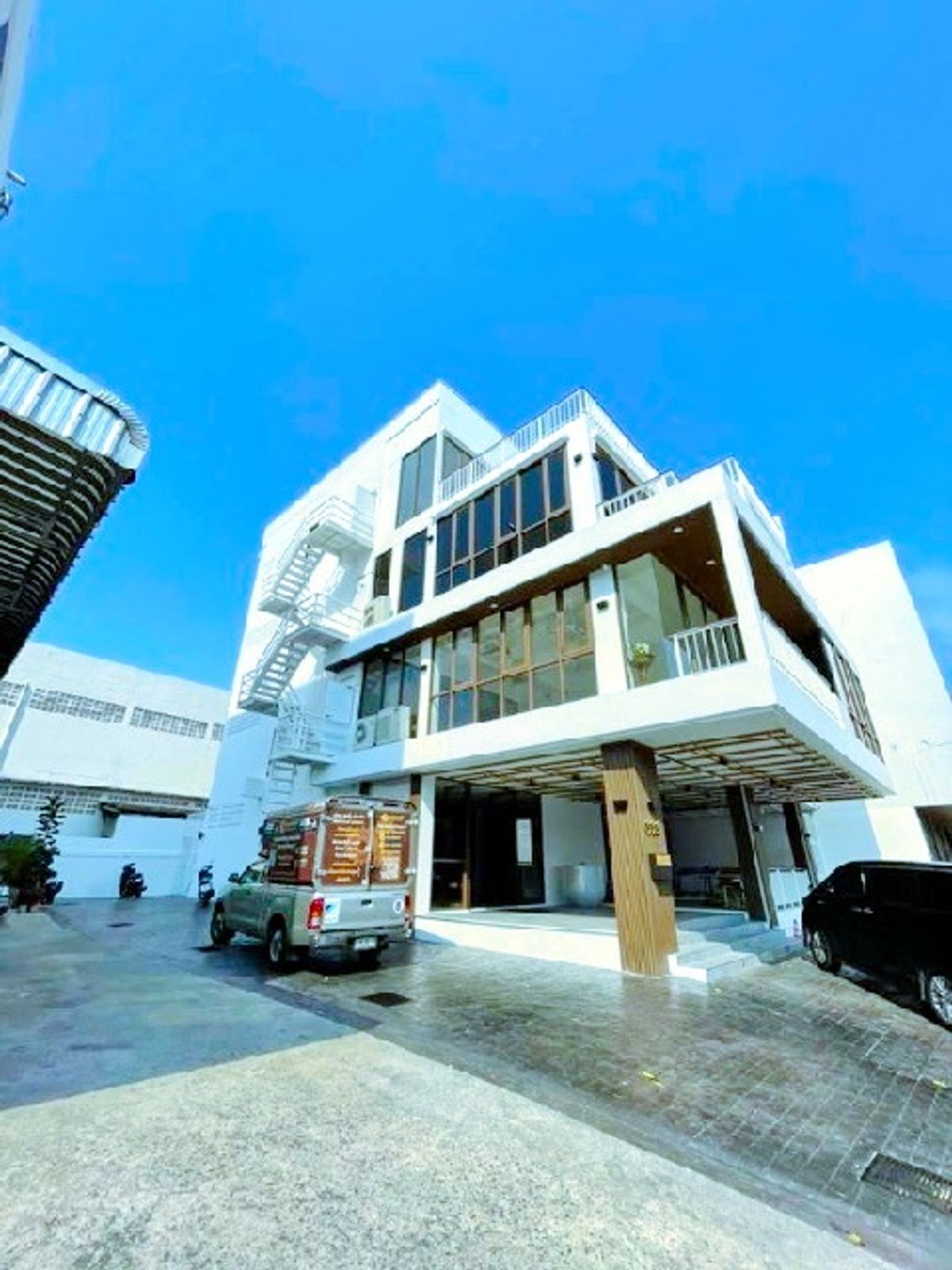 ให้เช่าสำนักงานรัชดา ห้วยขวาง : ติดถนน รร.นานาชาติรีเจ้นท์ 3.8 กม. MRT ห้วยขวาง 650 ม. อาคารสำนักงาน 4 ชั้น พร้อมออฟฟิศ ชั้น 3 พร้อมเฟอร์ 2 น้ำ 31 ตร.ม.8 ตร.วา.