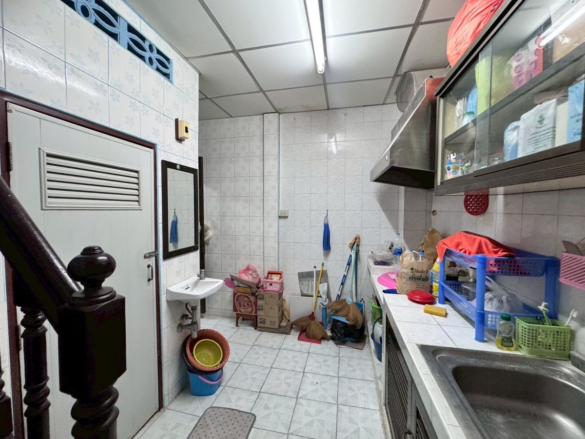 ขายอาคารพาณิชย์สีลม ศาลาแดง บางรัก : ขายตึกแถว ซอยจินดาถวิล แขวงมหาพฤฒาราม บางรัก ทำเลดีใกล้บรรทัดทอง (N.1598)