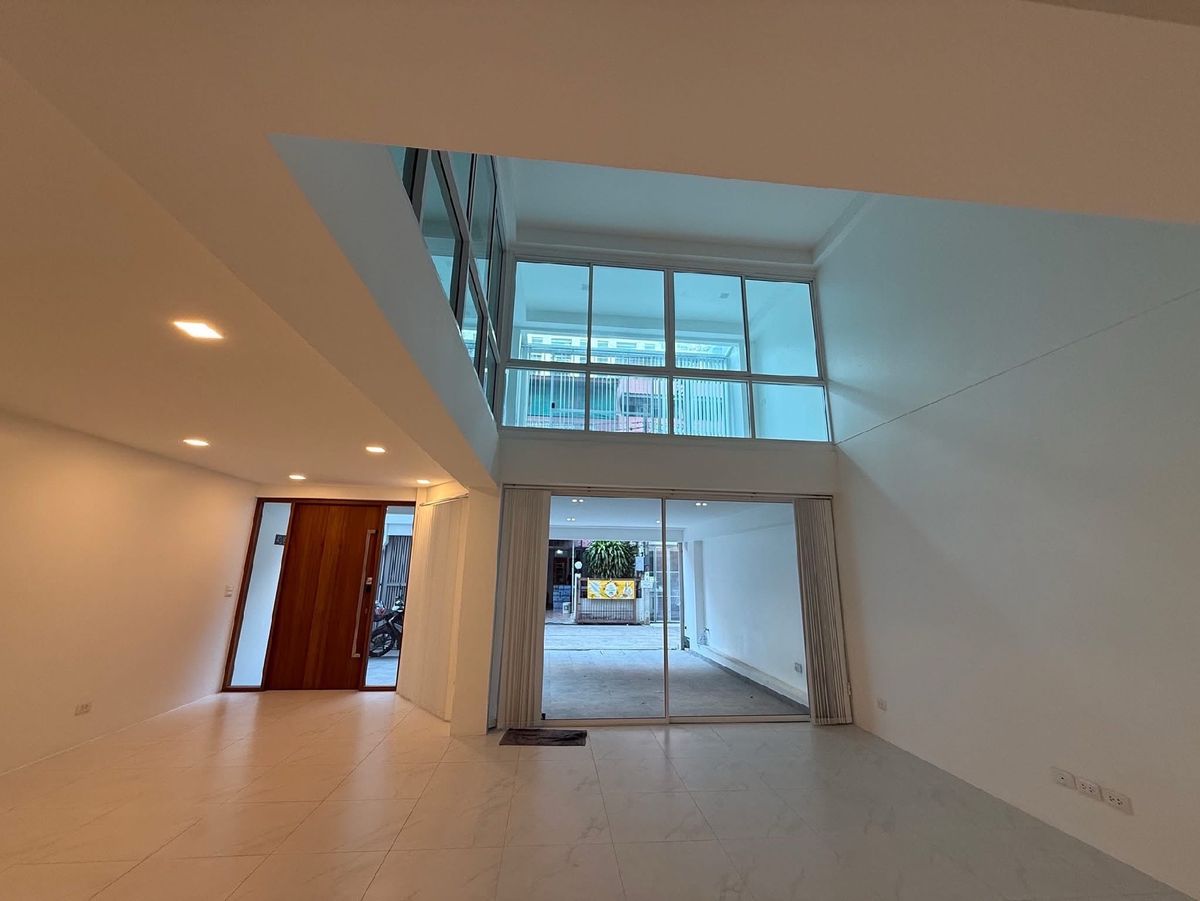 For RentTownhomeNana, North Nana,Sukhumvit13, Soi Nana : ** Urgent rent, Townhome 3.5 layers with private elevators Real house, very beautiful ** /3B5B /322SQM.