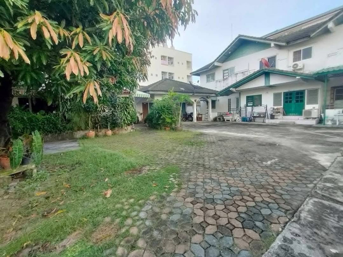 For SaleHouseRama 8, Samsen, Ratchawat : Land with Two Houses for Sale in Dusit on Half-Rai Plot Ideal for Investment or Commercial Use