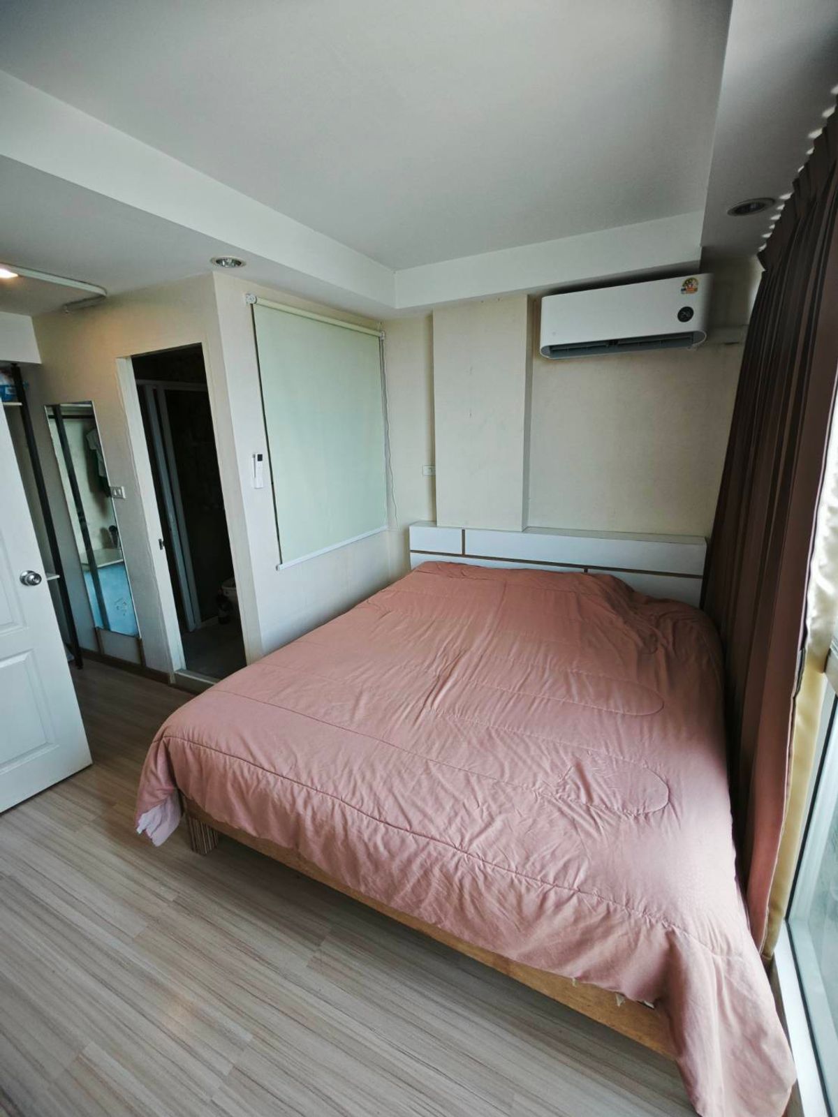 For RentCondoRatchadapisek, Huaikwang, Suttisan : Low Rise Condo for Rent (8 floors): Humble Living Condo Soi Jinthawet, a good location next to the MRT 600 meters.