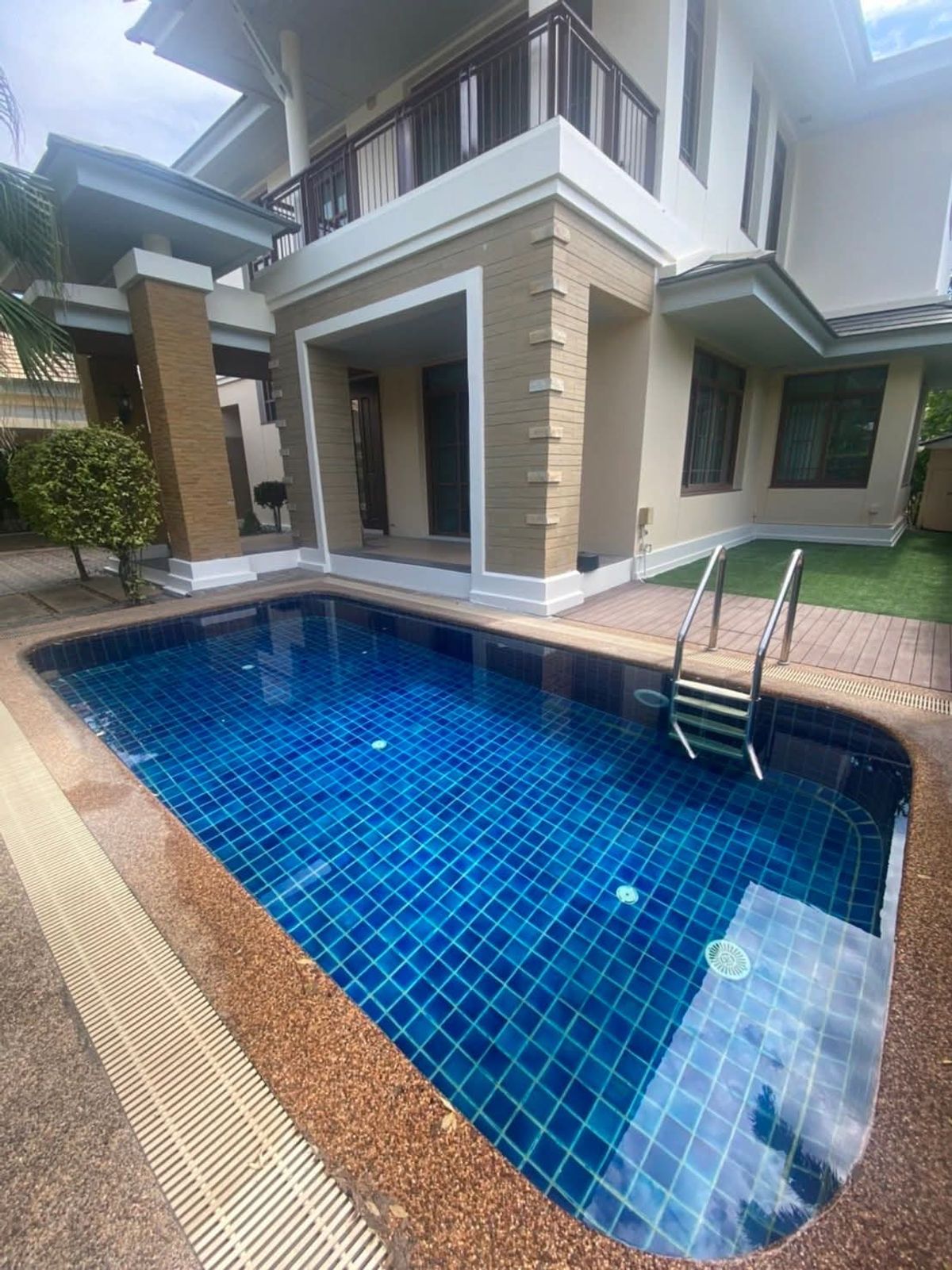 For RentHousePattanakan, Srinakarin : Narasiri Pattanakarn Srinakarin has a special private pool.