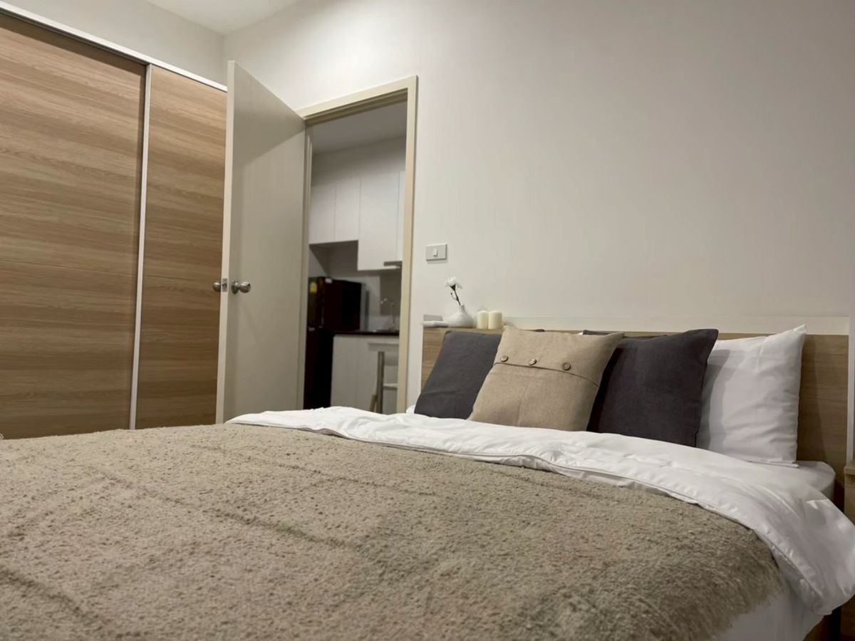 For RentCondoPattanakan, Srinakarin : RPT257 Condo Rental Rich Park Triple Station, Floor 37, City View 30 sqm. 1 bedroom, 1 water 16,000 baht 064-959-8900