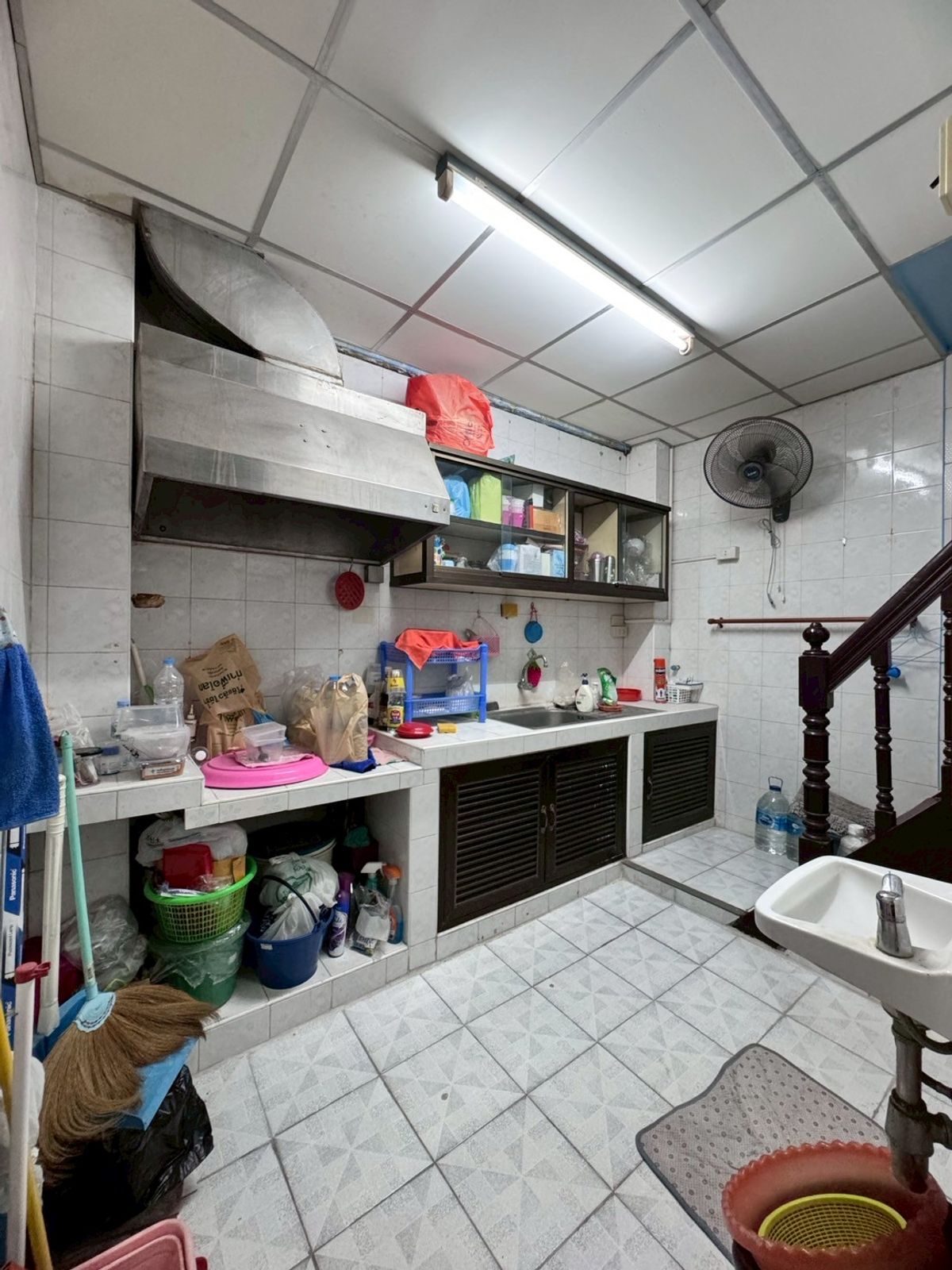 ขายอาคารพาณิชย์สีลม ศาลาแดง บางรัก : ขายตึกแถว ซอยจินดาถวิล แขวงมหาพฤฒาราม บางรัก ทำเลดีใกล้บรรทัดทอง (N.1598)