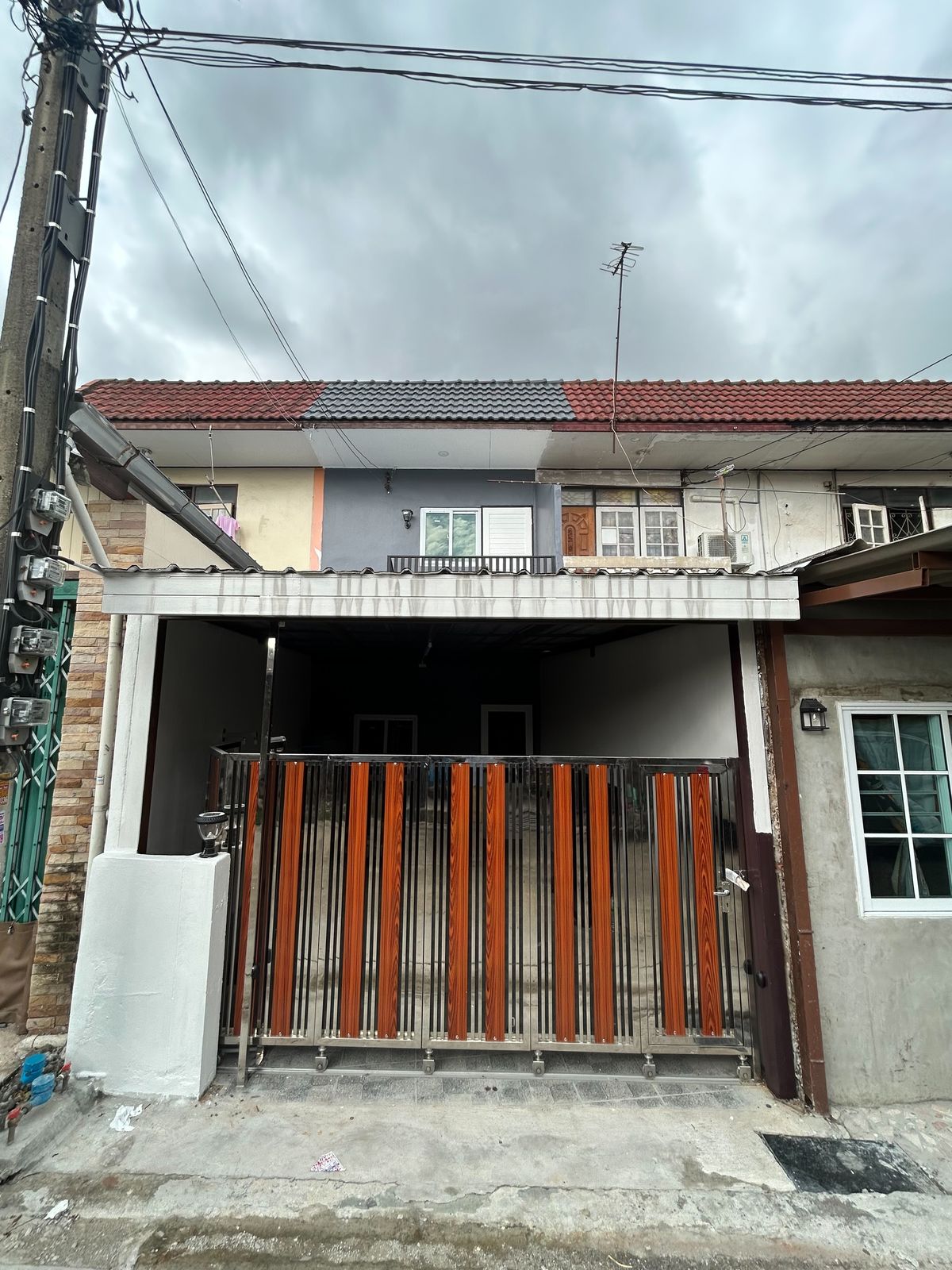ขายทาวน์โฮมเกษตร นวมินทร์ ลาดปลาเค้า : ขายทาวน์เฮาส์ 2 ชั้น ใจกลางเมือง รีโนเวทใหม่ ซอย นวลจันทร์ 6 ราคาโคตรดี พร้อมแถมประตูรีโมทไฟฟ้า ด่วน!!!