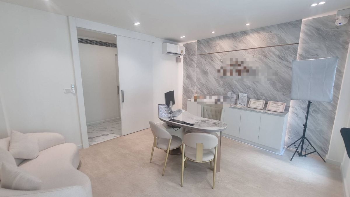 For LeaseholdRetail SpaceSukhumvit, Asoke, Thonglor : Clinic for Sale (Thonglor) Good condition, luxuriously decorated, has an elevator, has a garden in front of the house, looks private, can park many cars, transfer fee 3 million baht, many customers, moving branches because want to expand the area to serve