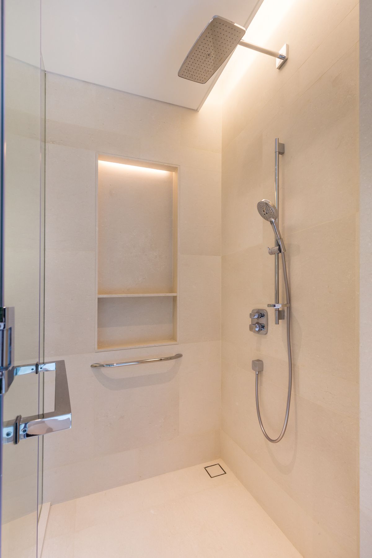 For RentCondoWitthayu, Chidlom, Langsuan, Ploenchit : 🔥For Rent Now🔥 Baan Sindhorn Luxury Residence, an ultra-luxury condo in the heart of Langsuan. 2 bedrooms, 3 bathrooms. Ready to move in❗