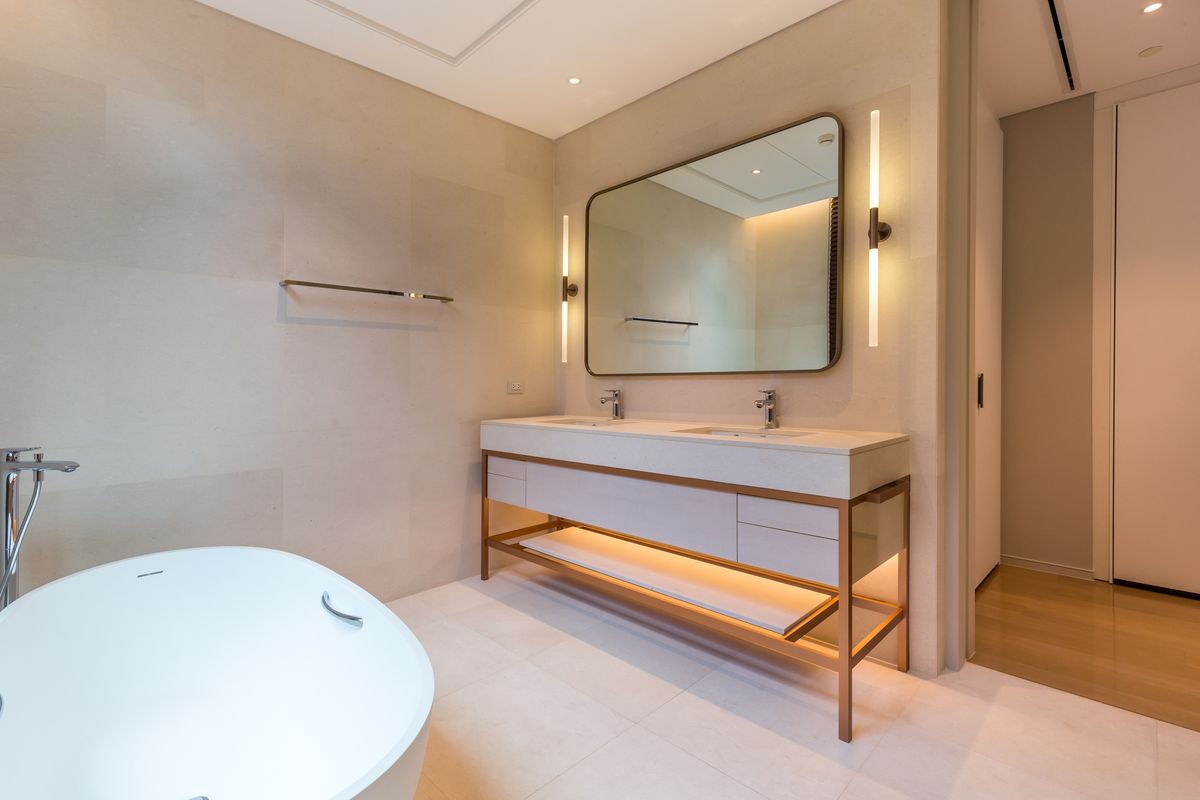 For RentCondoWitthayu, Chidlom, Langsuan, Ploenchit : 🔥For Rent Now🔥 Baan Sindhorn Luxury Residence, an ultra-luxury condo in the heart of Langsuan. 2 bedrooms, 3 bathrooms. Ready to move in❗