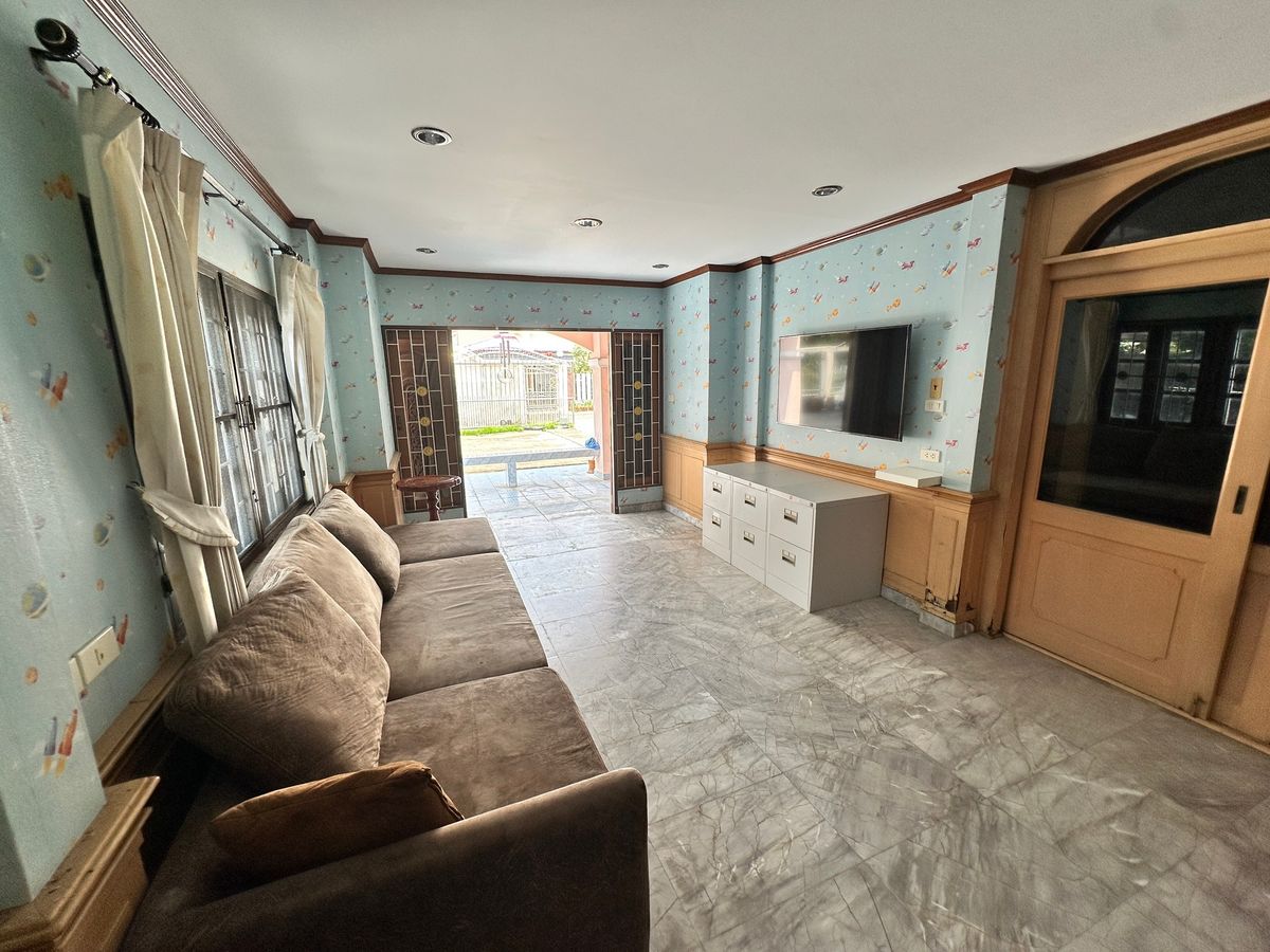 For RentHouseYothinpattana,CDC : 🔑 Great Opportunity! Rent a House with Warehouse on Prime Ramintra Location Perfect for a home office, studio, or warehouse. Parking for 12 cars!