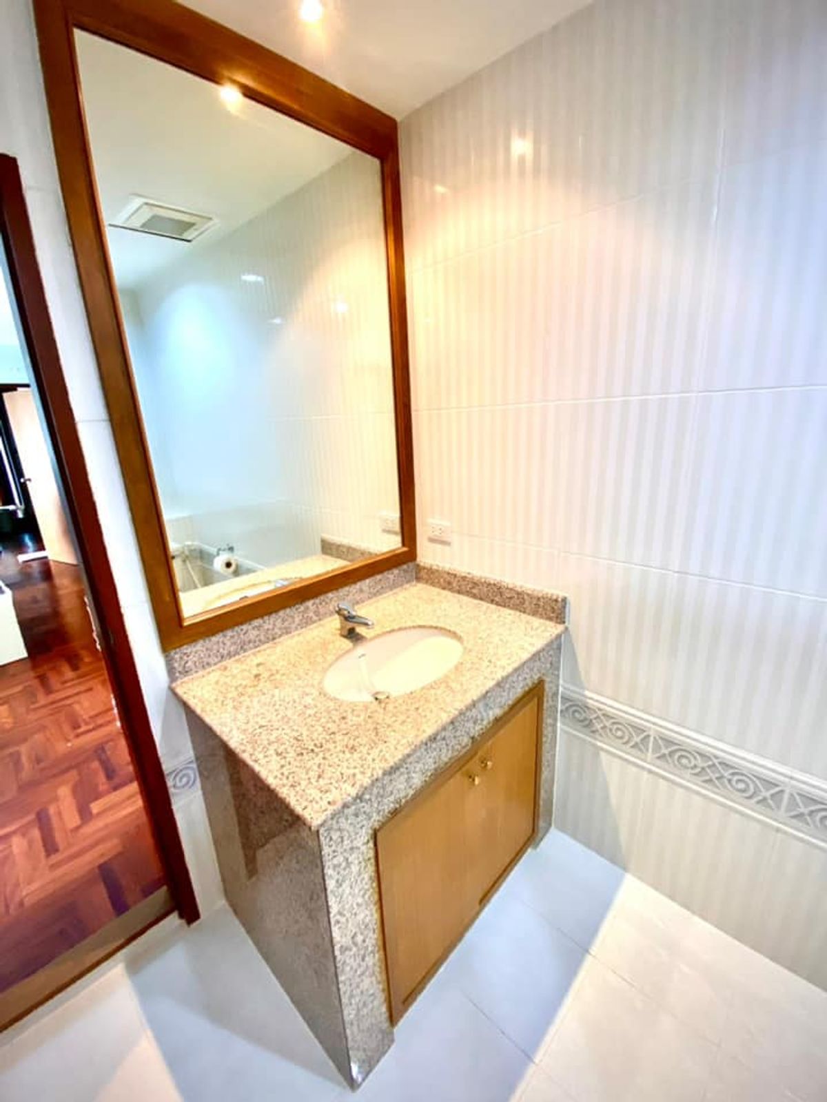 For RentCondoSathorn, Narathiwat : 📢👇Low-rise condo in a quiet residential area of Sathorn, long balcony 