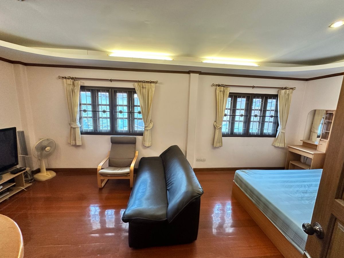 For RentHouseYothinpattana,CDC : 🔑 Great Opportunity! Rent a House with Warehouse on Prime Ramintra Location Perfect for a home office, studio, or warehouse. Parking for 12 cars!