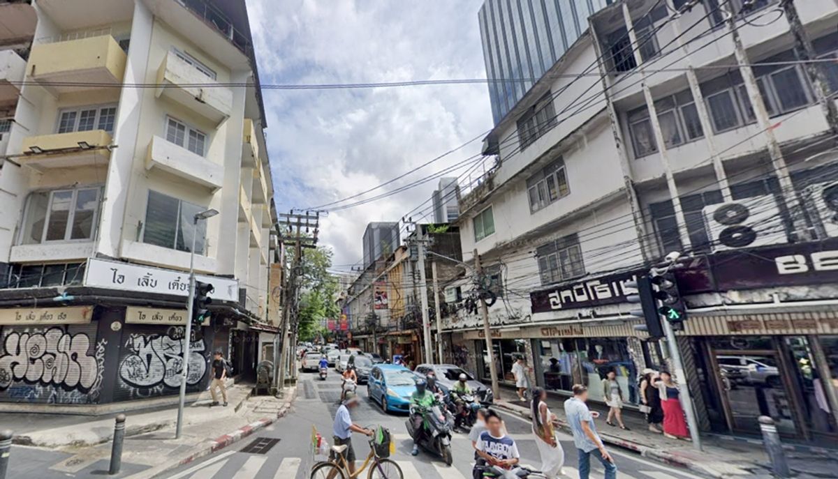 For RentShop HouseSukhumvit, Asoke, Thonglor : Rent a 5 -story commercial building near BTS Phrom Phong Emquartier.