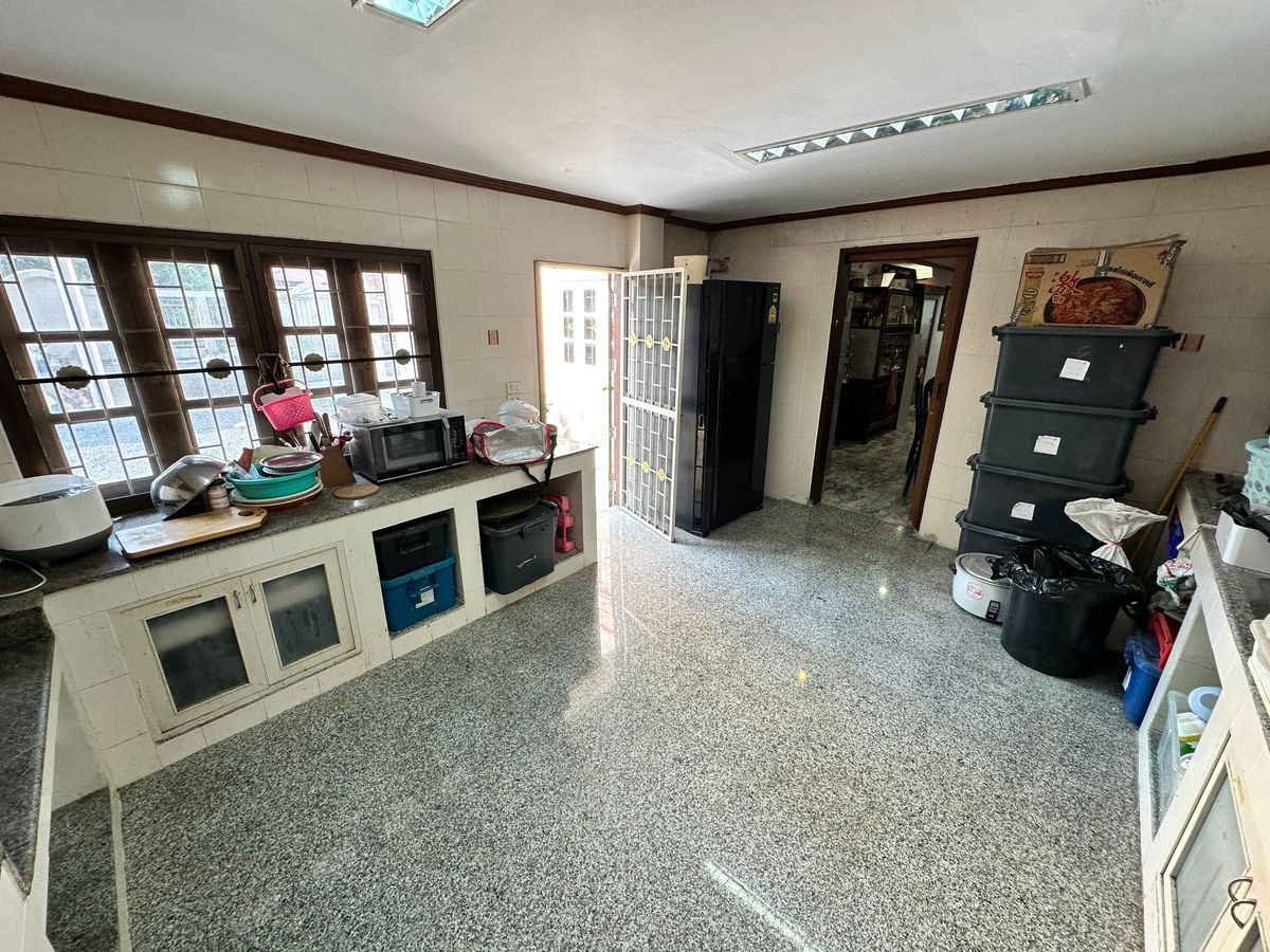 For RentHouseYothinpattana,CDC : 🔑 Great Opportunity! Rent a House with Warehouse on Prime Ramintra Location Perfect for a home office, studio, or warehouse. Parking for 12 cars!