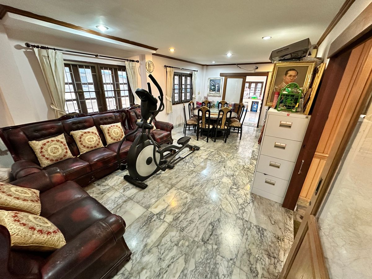 For RentHouseYothinpattana,CDC : 🔑 Great Opportunity! Rent a House with Warehouse on Prime Ramintra Location Perfect for a home office, studio, or warehouse. Parking for 12 cars!