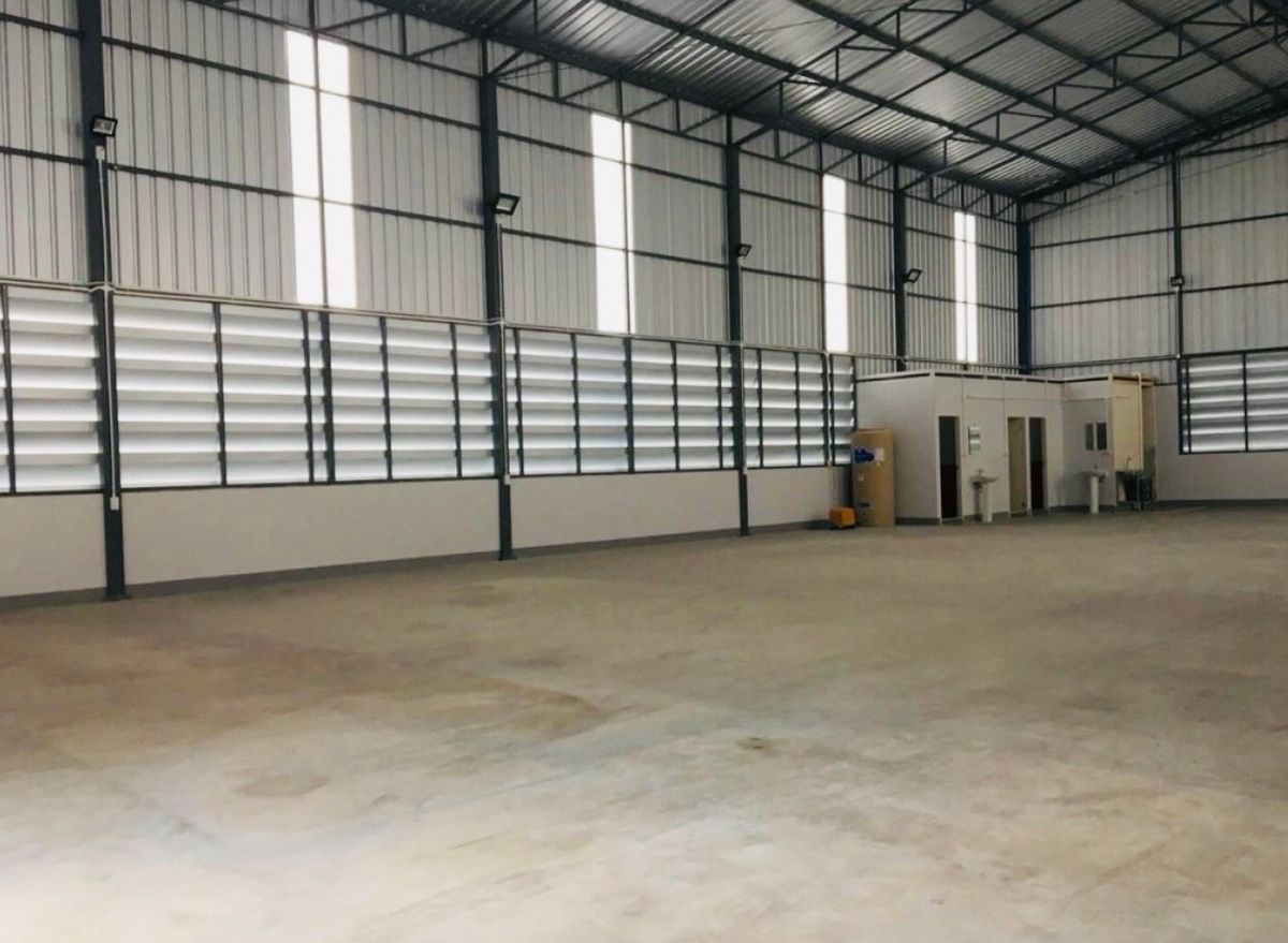 For RentRetail SpaceRatchadapisek, Huaikwang, Suttisan : Renting a warehouse of 8 meters high and the bathroom is suitable for Creator Hub, Creative Community, Handmade - Crafted and others, near MRT, Soi Ratchadaphisek 18 - Sutthisan Diimchin