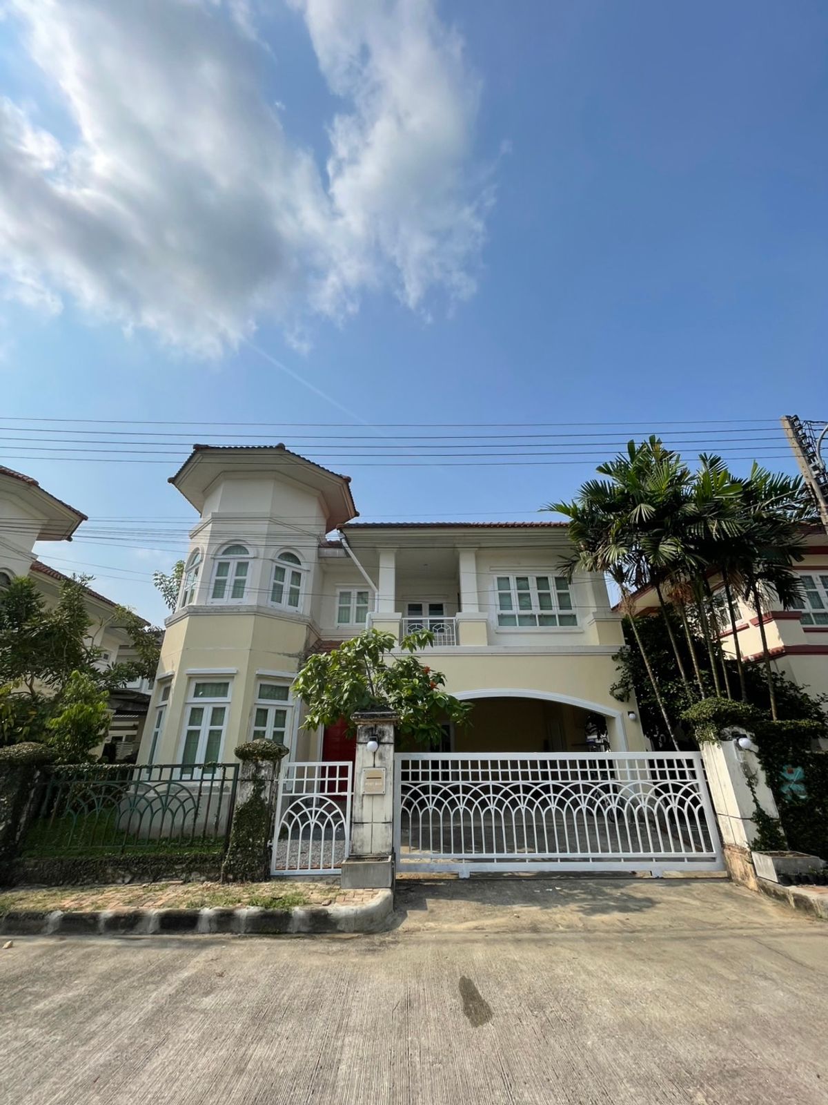 ให้เช่าบ้านปทุมธานี รังสิต ธรรมศาสตร์ : บ้านเดี่ยว 2 ชั้น อยู่ในหมู่บ้านภัสสร 4 ติดถนนใหญ่ บรรยากาศโอบล้อมด้วยกำแพงเขียวและสไตล์กึ่งลอล์ฟ เหมาะสำหรับครอบครัวอยากอยู่พื้นดินมากกว่าอาคารสูงๆ