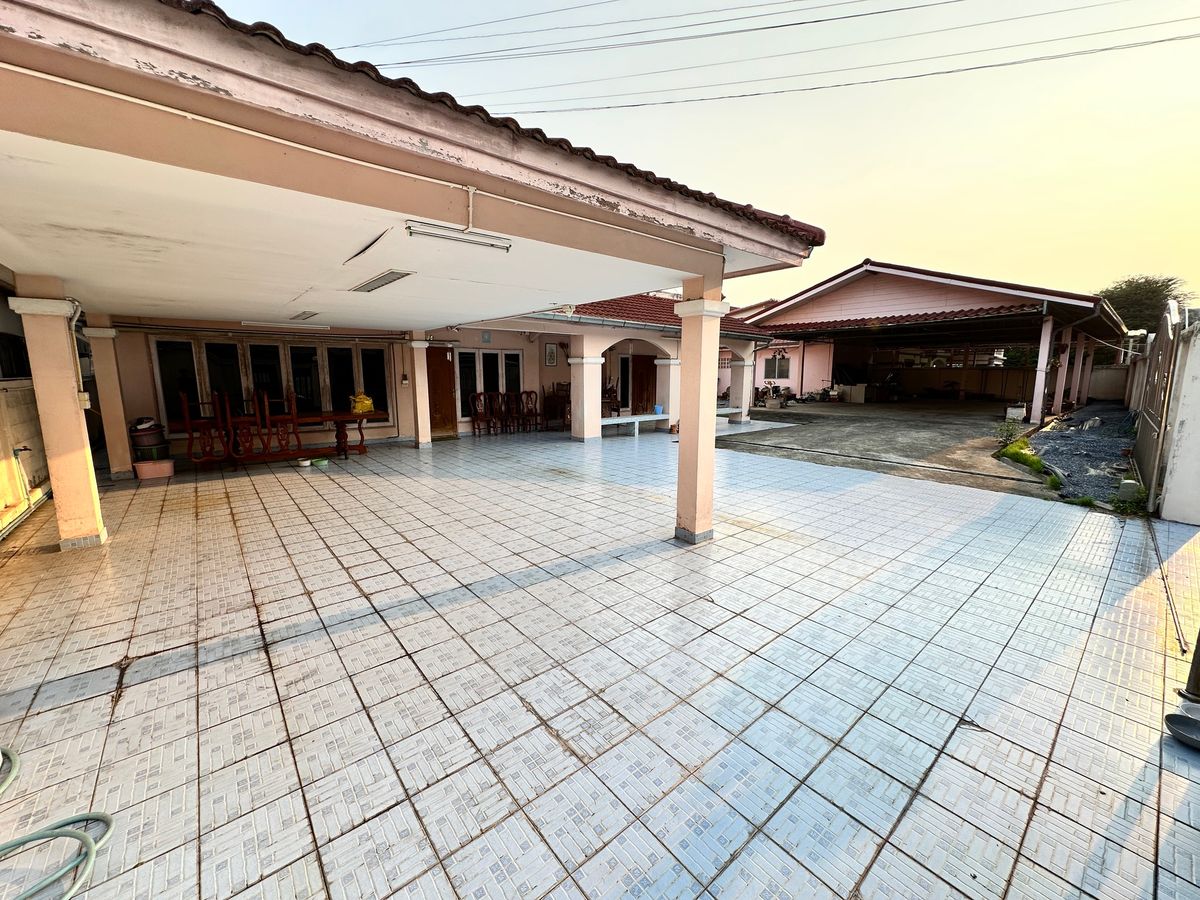 For RentHouseYothinpattana,CDC : 🔑 Great Opportunity! Rent a House with Warehouse on Prime Ramintra Location Perfect for a home office, studio, or warehouse. Parking for 12 cars!
