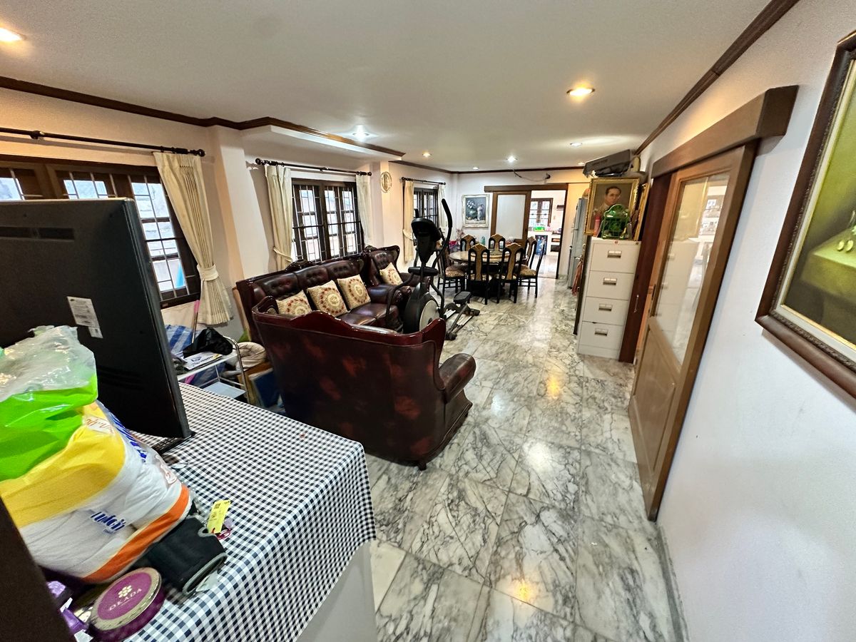 For RentHouseYothinpattana,CDC : 🔑 Great Opportunity! Rent a House with Warehouse on Prime Ramintra Location Perfect for a home office, studio, or warehouse. Parking for 12 cars!