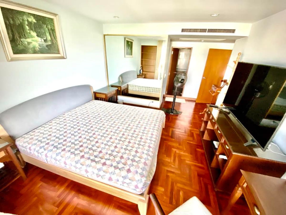 For RentCondoSathorn, Narathiwat : 📢👇Low-rise condo in a quiet residential area of Sathorn, long balcony 