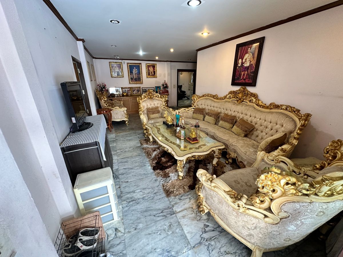 For RentHouseYothinpattana,CDC : 🔑 Great Opportunity! Rent a House with Warehouse on Prime Ramintra Location Perfect for a home office, studio, or warehouse. Parking for 12 cars!