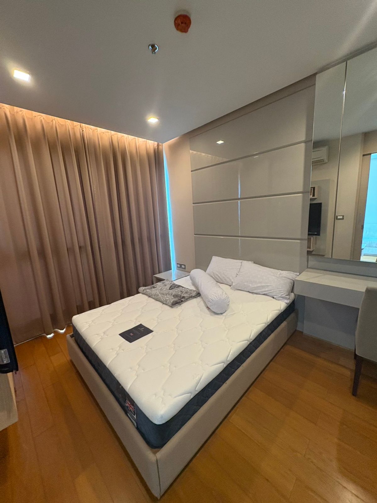 For RentCondoRama9, Petchburi, RCA : The Address Asoke 45 SQM 20,000, the best price, accepting the owners account only.
