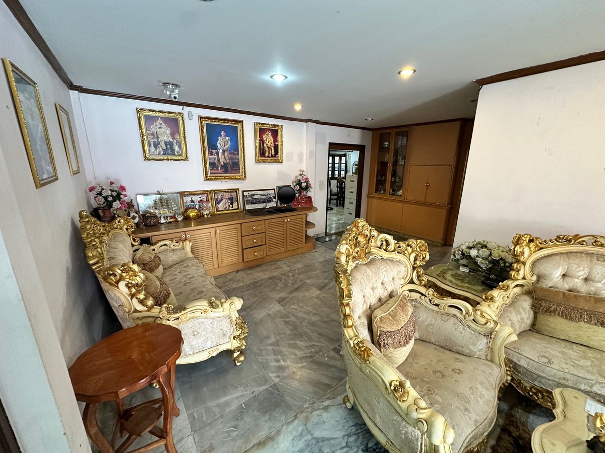 For RentHouseYothinpattana,CDC : 🔑 Great Opportunity! Rent a House with Warehouse on Prime Ramintra Location Perfect for a home office, studio, or warehouse. Parking for 12 cars!