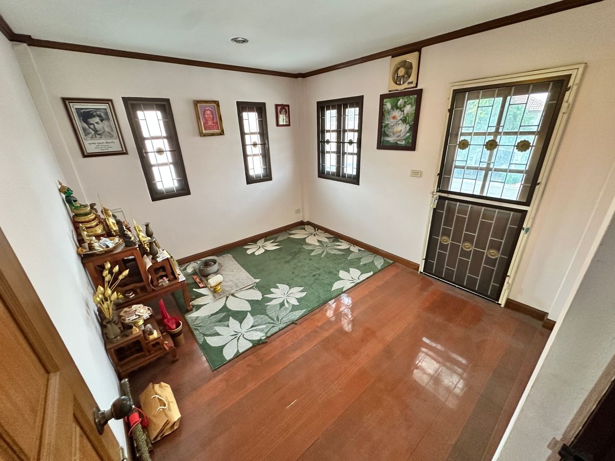 For RentHouseYothinpattana,CDC : 🔑 Great Opportunity! Rent a House with Warehouse on Prime Ramintra Location Perfect for a home office, studio, or warehouse. Parking for 12 cars!