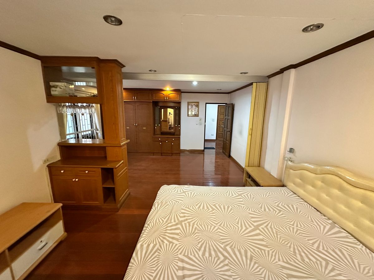 For RentHouseYothinpattana,CDC : 🔑 Great Opportunity! Rent a House with Warehouse on Prime Ramintra Location Perfect for a home office, studio, or warehouse. Parking for 12 cars!