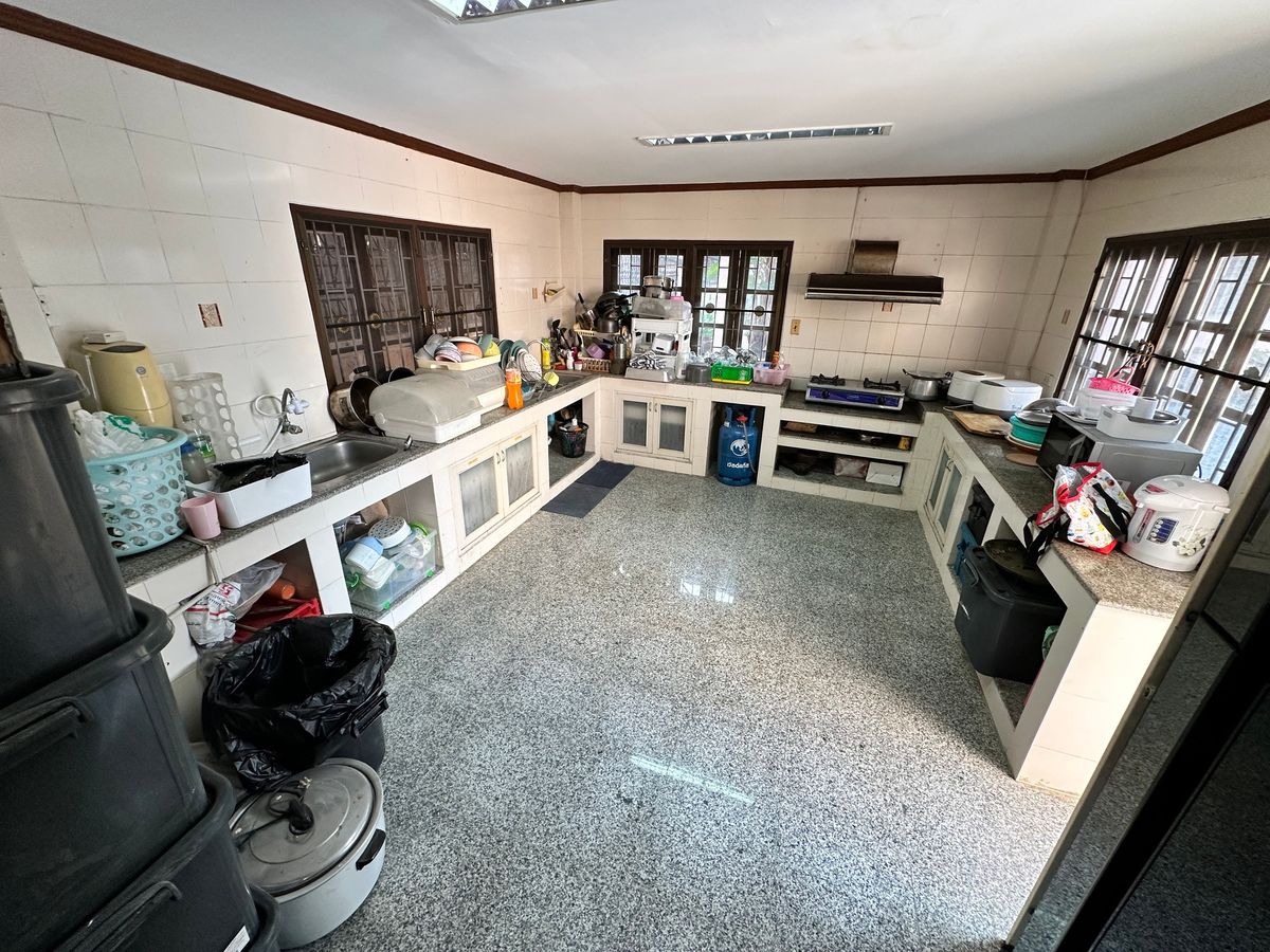 For RentHouseYothinpattana,CDC : 🔑 Great Opportunity! Rent a House with Warehouse on Prime Ramintra Location Perfect for a home office, studio, or warehouse. Parking for 12 cars!