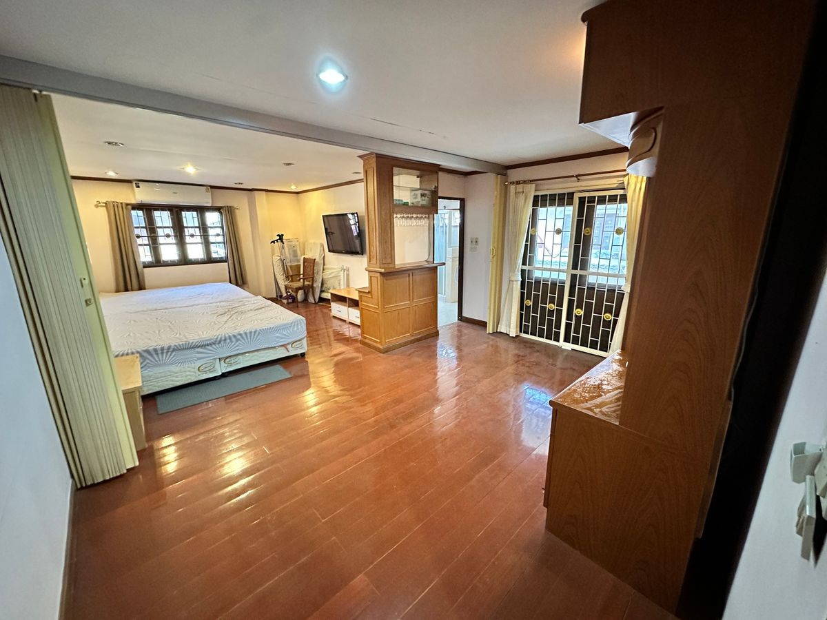 For RentHouseYothinpattana,CDC : 🔑 Great Opportunity! Rent a House with Warehouse on Prime Ramintra Location Perfect for a home office, studio, or warehouse. Parking for 12 cars!