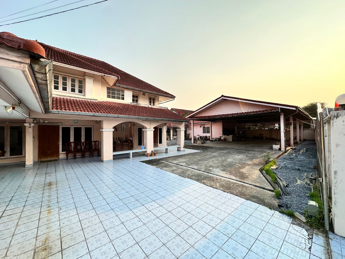 For RentHouseYothinpattana,CDC : 🔑 Great Opportunity! Rent a House with Warehouse on Prime Ramintra Location Perfect for a home office, studio, or warehouse. Parking for 12 cars!