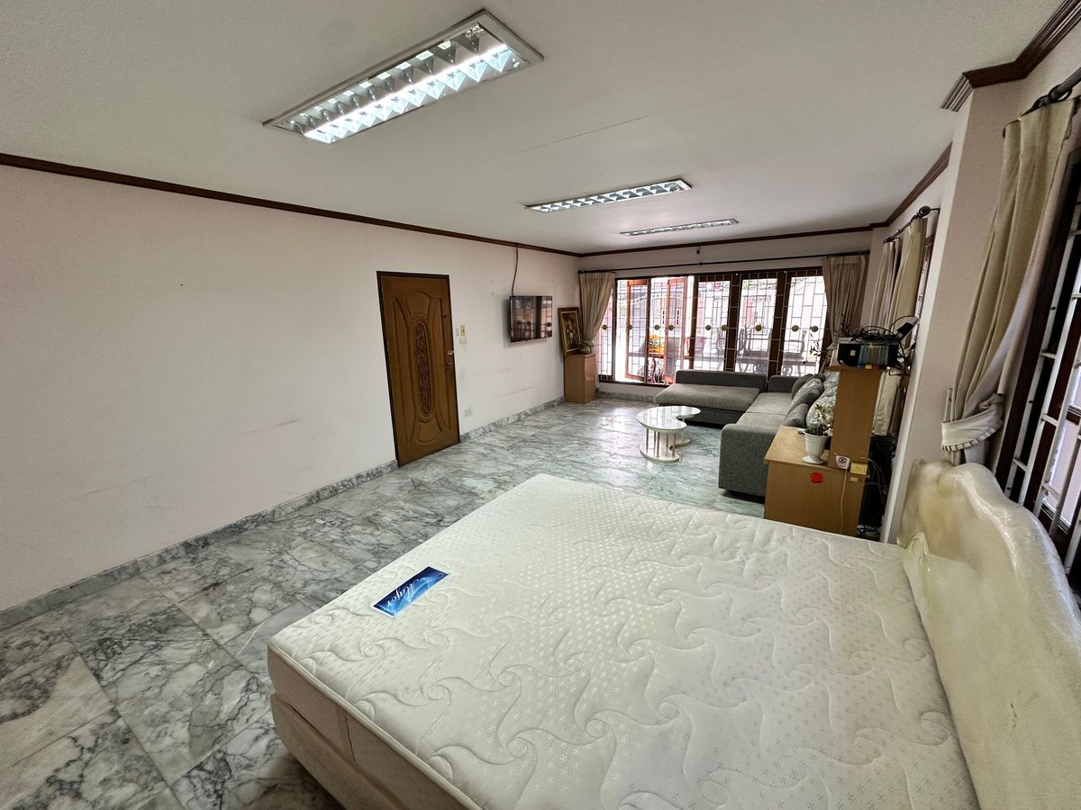 For RentHouseYothinpattana,CDC : 🔑 Great Opportunity! Rent a House with Warehouse on Prime Ramintra Location Perfect for a home office, studio, or warehouse. Parking for 12 cars!