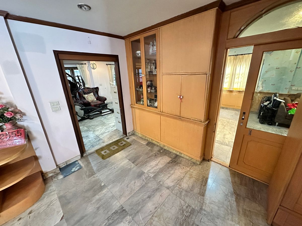 For RentHouseYothinpattana,CDC : 🔑 Great Opportunity! Rent a House with Warehouse on Prime Ramintra Location Perfect for a home office, studio, or warehouse. Parking for 12 cars!