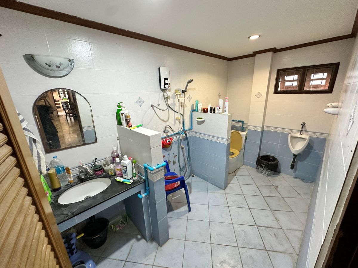 For RentHouseYothinpattana,CDC : 🔑 Great Opportunity! Rent a House with Warehouse on Prime Ramintra Location Perfect for a home office, studio, or warehouse. Parking for 12 cars!