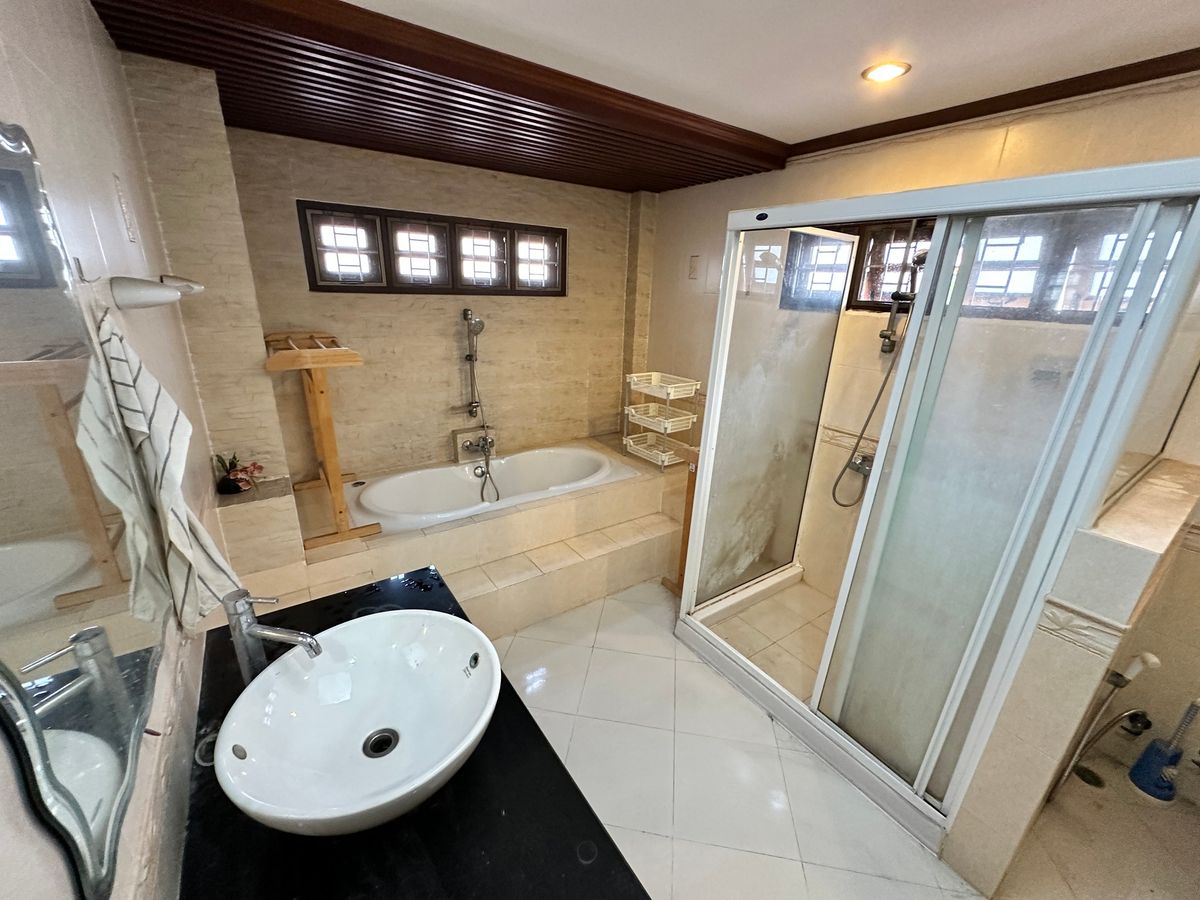 For RentHouseYothinpattana,CDC : 🔑 Great Opportunity! Rent a House with Warehouse on Prime Ramintra Location Perfect for a home office, studio, or warehouse. Parking for 12 cars!