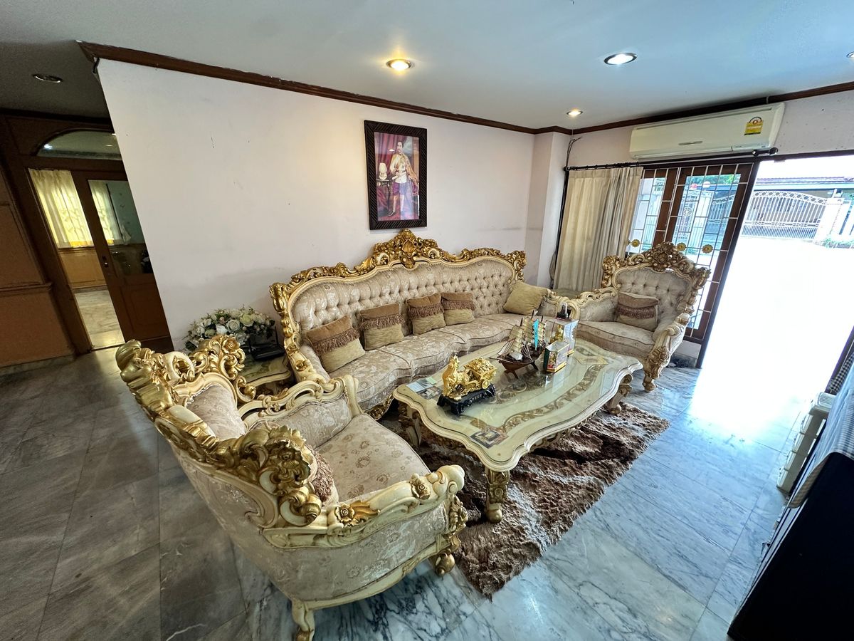 For RentHouseYothinpattana,CDC : 🔑 Great Opportunity! Rent a House with Warehouse on Prime Ramintra Location Perfect for a home office, studio, or warehouse. Parking for 12 cars!